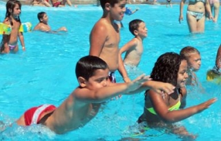  Niños en la alberca 